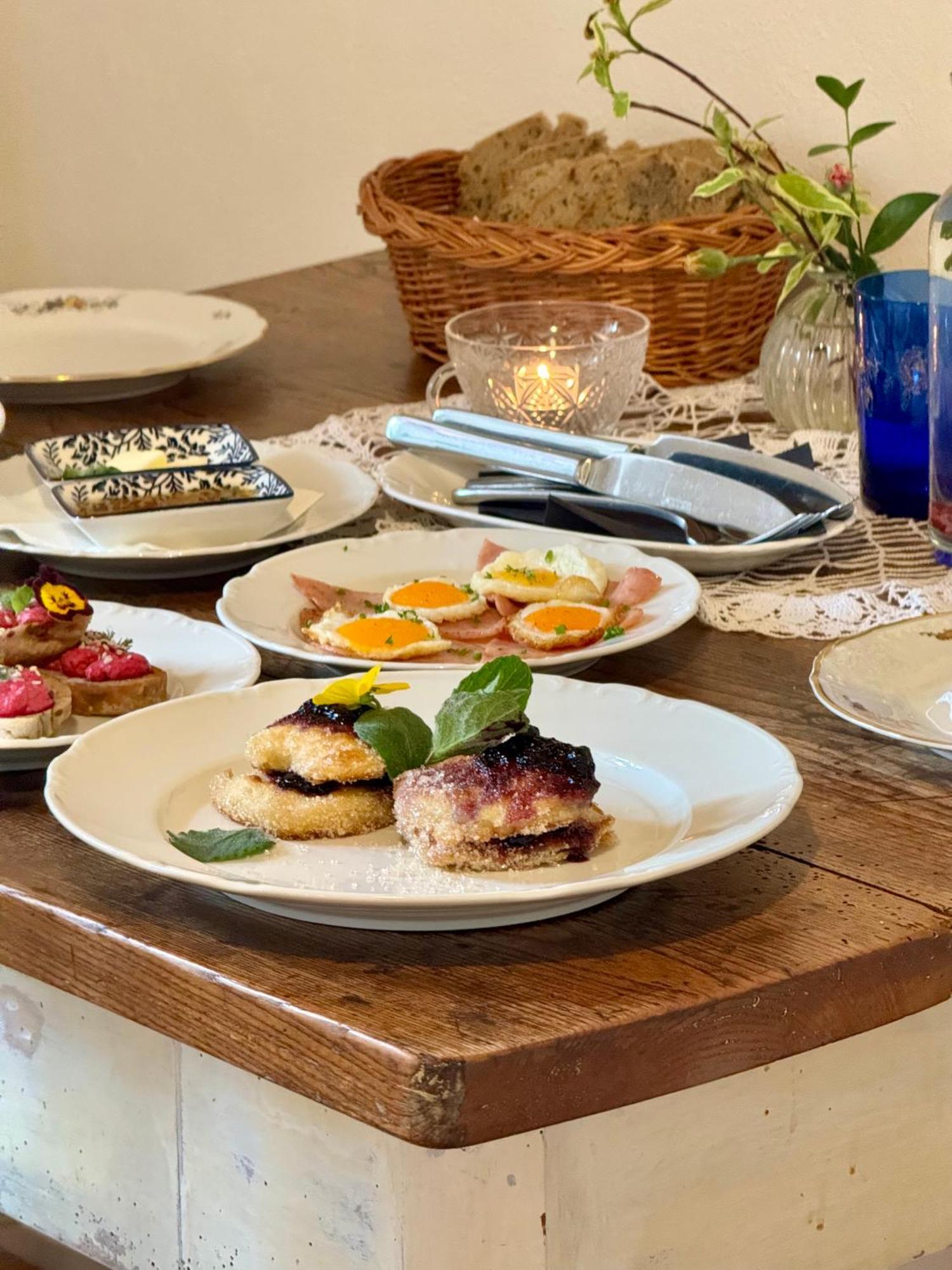 Restaurant A Penzion Na Cechach Hotel Korouhev ภายนอก รูปภาพ
