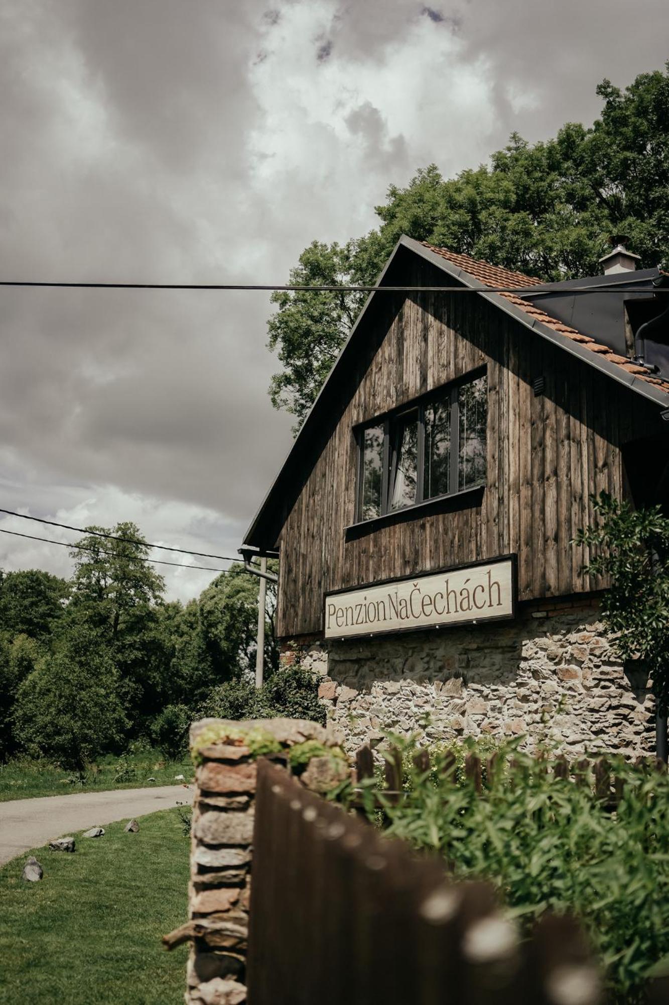 Restaurant A Penzion Na Cechach Hotel Korouhev ภายนอก รูปภาพ