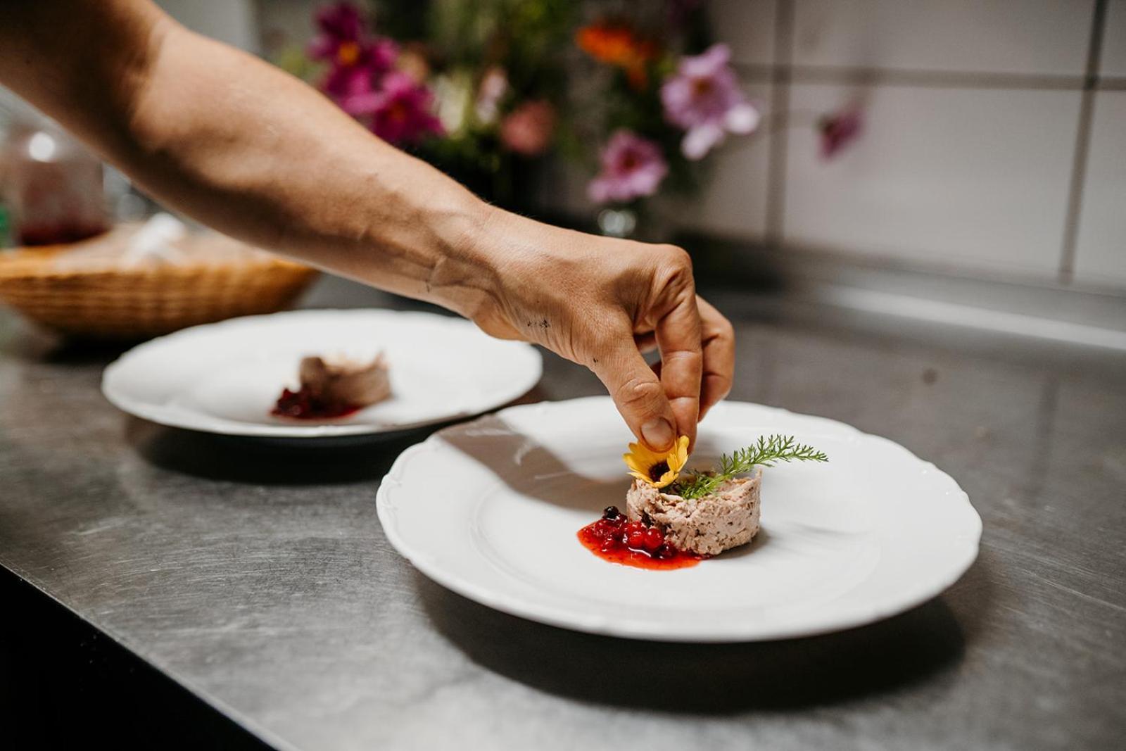 Restaurant A Penzion Na Cechach Hotel Korouhev ภายนอก รูปภาพ